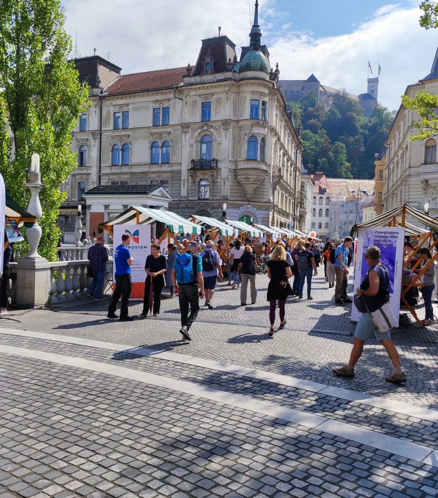 Na fotografiji je Tromostovje in stojnice. Fotografija je bila posneta na Festivalu Lupa 2023. 